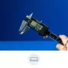 iFixit digitaalinen työntömitta sinisellä LCD-näytöllä