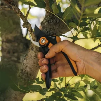Fiskars Plus SmartFit P541 puutarhasakset ohittavat musta, oranssi