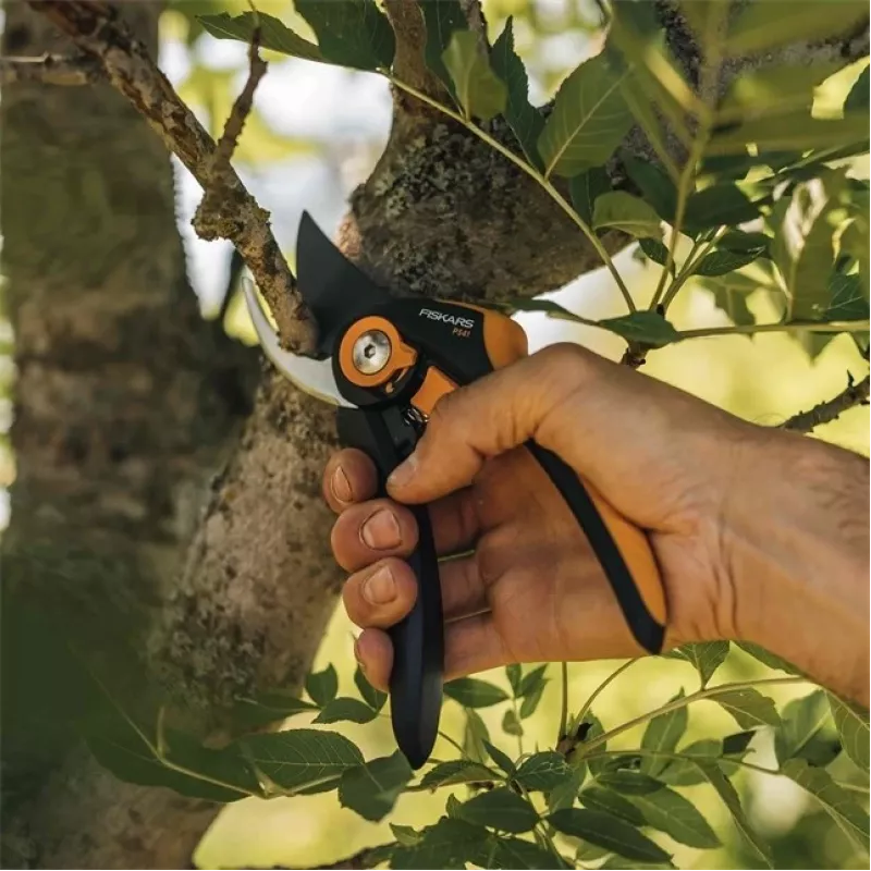 Fiskars Plus SmartFit P541 puutarhasakset ohittavat musta, oranssi