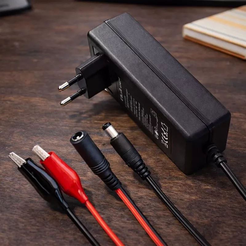 QOLTEC-akku­laturi 24V 19,2W, malli 52662