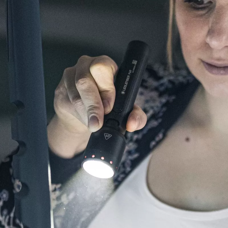 Ledlenser P6R musta käsivalaisin LED