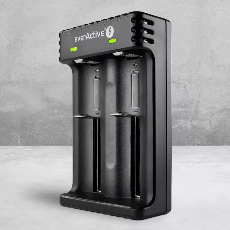 Akkulaturi everActive LC200 kotitalous USB, 2 paikkaa, Li-Ion, tukee A/AA/AAA/AAAA/C/D, 5 V tulo, 4,2 V lähtö, musta