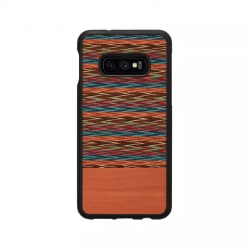 Man and wood -älypuhelinkotelo Galaxy S10e:lle — ruskea ruutu mustalla reunuksella
