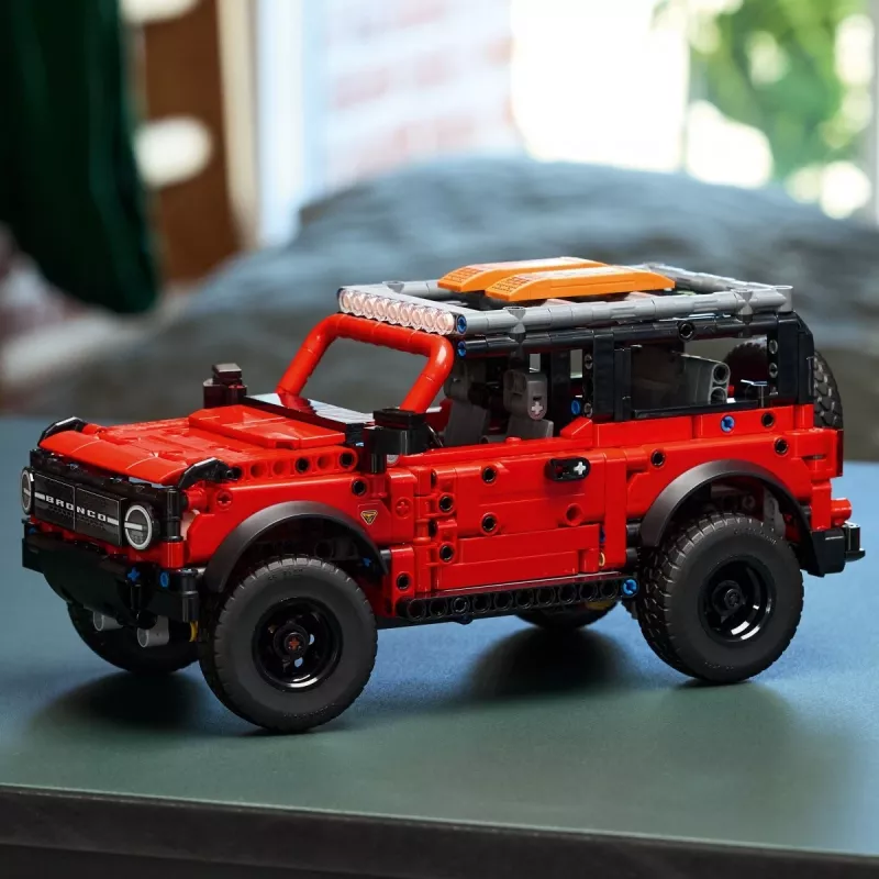 LEGO Technic rakennussarja Ford Bronco Off-Roader 4x4 malli 42213 — 943 osaa, ikä 9+