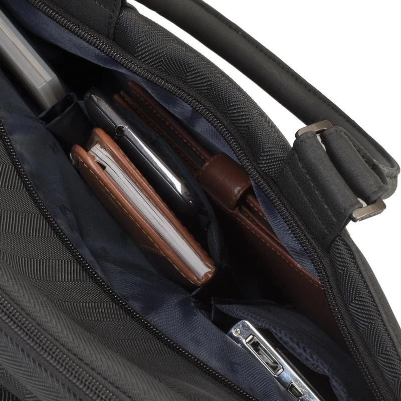 Salkku Rivacase 8135 39,6 cm (15,6 tuumaa) musta
