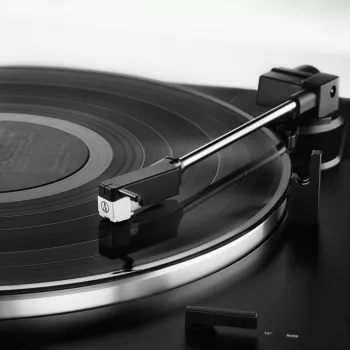 Audio Technica Unisex AT-LP60XUSB täysautomaattinen hihnavetoinen levysoitin analoginen & USB musta