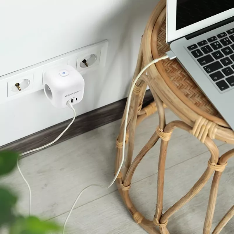 Jatkojohto QOLTEC 52548 3× AC-pistorasialla ja USB-liitännällä