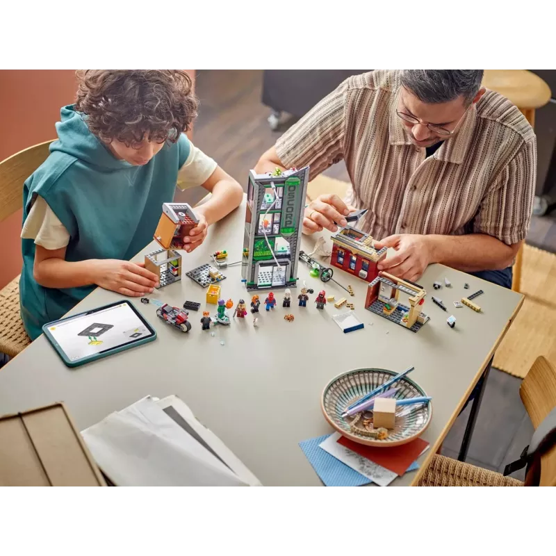 LEGO Marvel -sarja 76324 Spider-Man vs. Oscorp, 808 osaa, 8 minihahmoa, yli 10-vuotiaille