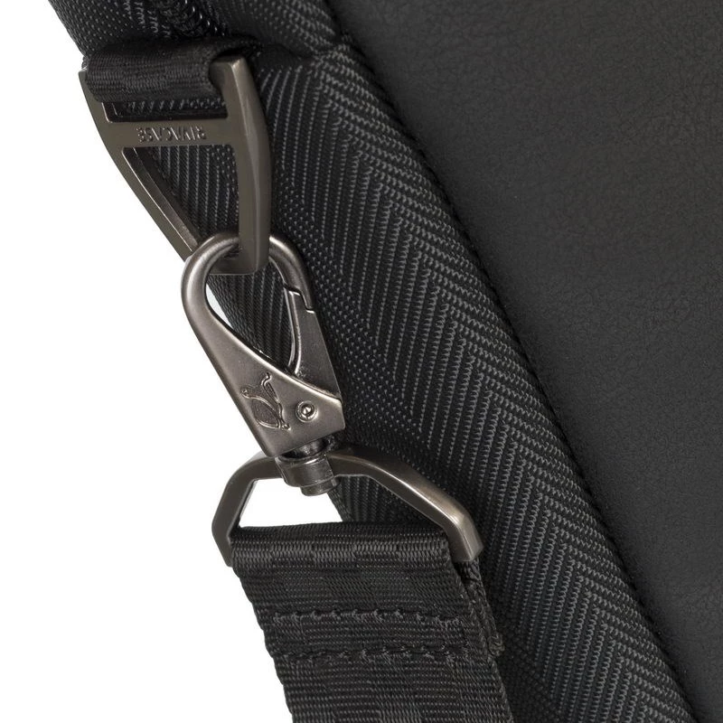 Salkku Rivacase 8135 39,6 cm (15,6 tuumaa) musta
