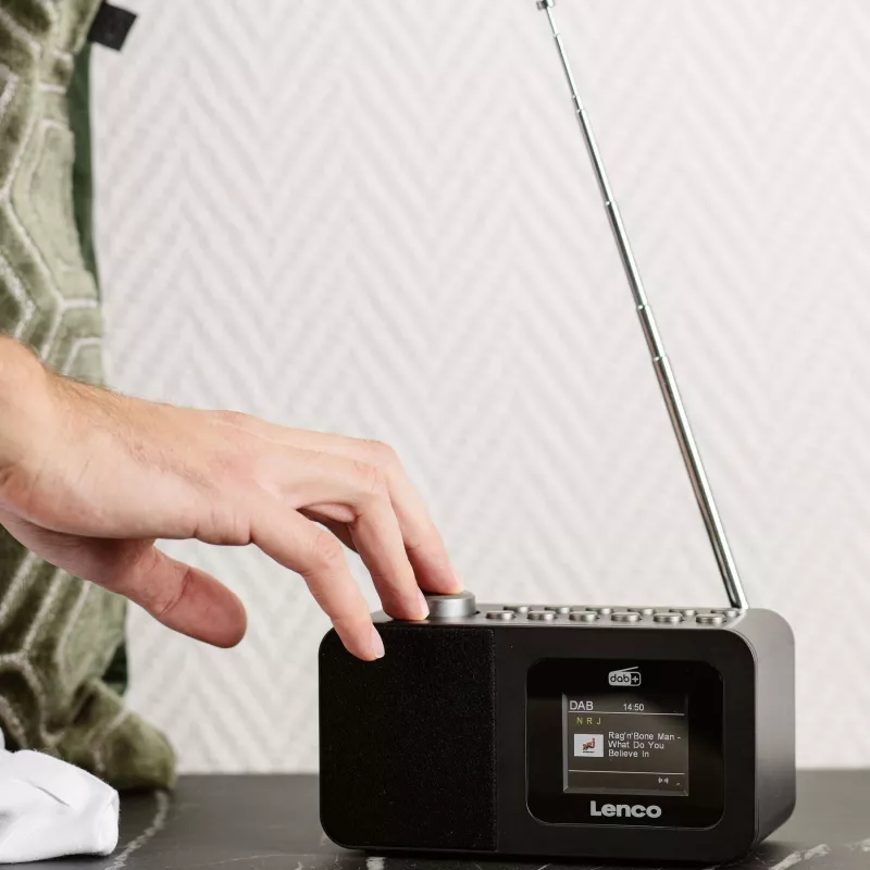 Lenco CR-625BK DAB+/FM-radiokello Bluetoothilla ja langattomalla latauksella, musta