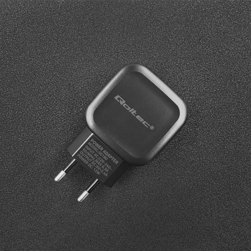 Sisälaturi QOLTEC 50186 älypuhelimelle ja tabletille, 5 V 3.4 A, 17 W, 2× USB, musta