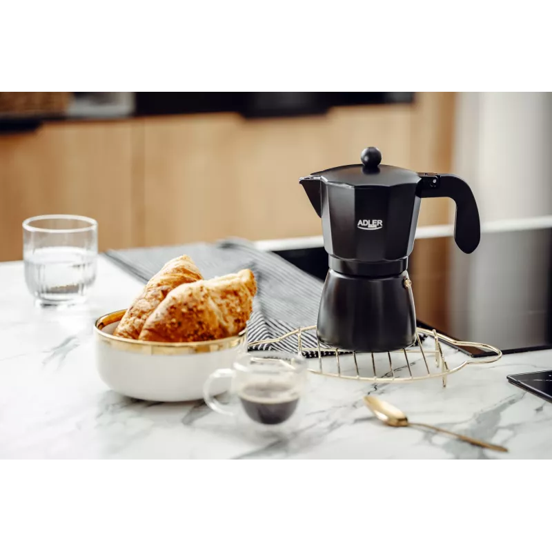 Espressokone Adler AD 4421 — 15 bar pumppu, musta kotelo