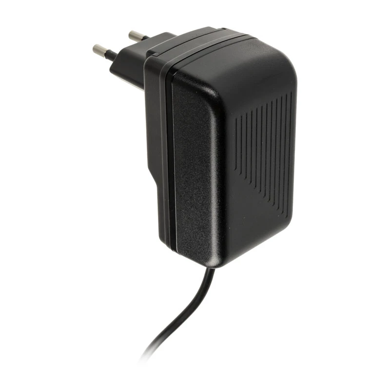 Sisäkäyttöinen AC-pikalaturi Akasa AK-PK15-02CM — 15W, USB-C 3A, 1.5 m kaapeli, musta
