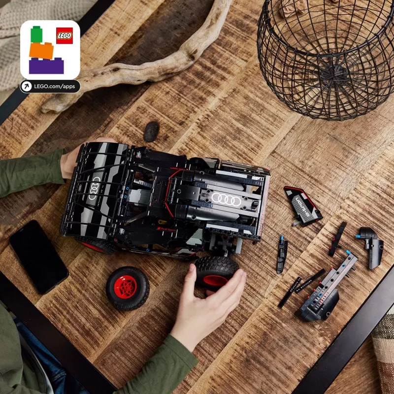 LEGO Technic maastoautomallin rakennussarja Audi RS Q e-tron 42160 — 914 osaa, suositeltu ikä 10+