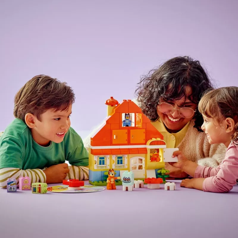 Rakennuslelu LEGO Bluey perhetalo muistipelillä 10459 — 83 osaa, 3 minihahmoa, ikä 3+