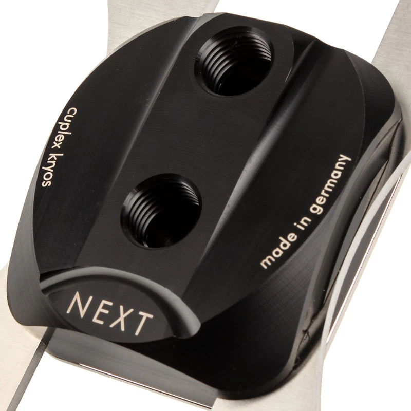 Vesijäähdytyslohko Aqua-Computer 21703 — asetaali/nikkeli, kanta AM4, 111×75×22 mm, musta/hopea