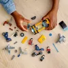 LEGO-sarja Marvel Escape from the Ten Rings 76176 minihahmoilla ja ajoneuvoilla