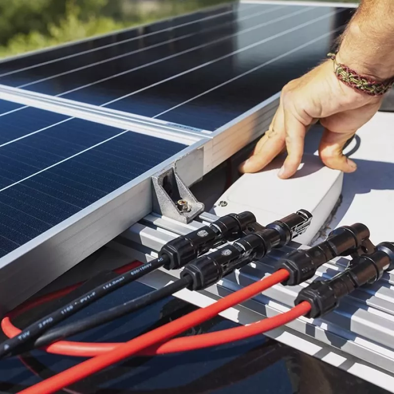 Aurinkoliitin QOLTEC MC4 1500V 30A – valokuitukaapelin liitin ulkokäyttöön
