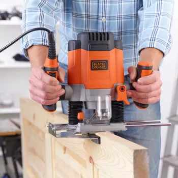 Yläjyrsin/trimmeri Black & Decker KW1200EKA-QS — kompakti yläjyrsin säädettävillä syvyysasetuksilla, ergonominen muotoilu