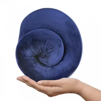 Matka-niskatuki Qmed DRQE3J1CDXUXP — ergonomisesti muotoiltu PU-vaahto, 240×230×125 mm, tiheys 45 kg/m³, granaatinpunainen