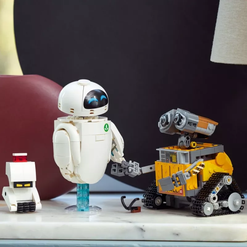 LEGO Disney Pixar 43279 WALL-E ja EVE rakennussarja, 811 osaa, 18+