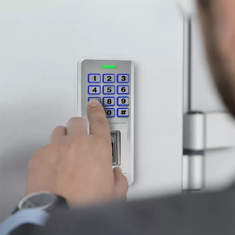 Sormenjälki- ja RFID-koodilukko QOLTEC 52447 IP68-suojauksella