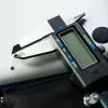 iFixit digitaalinen työntömitta sinisellä LCD-näytöllä