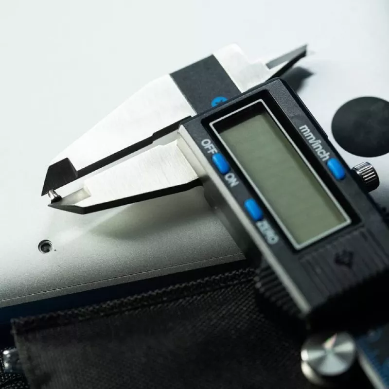 iFixit digitaalinen työntömitta sinisellä LCD-näytöllä