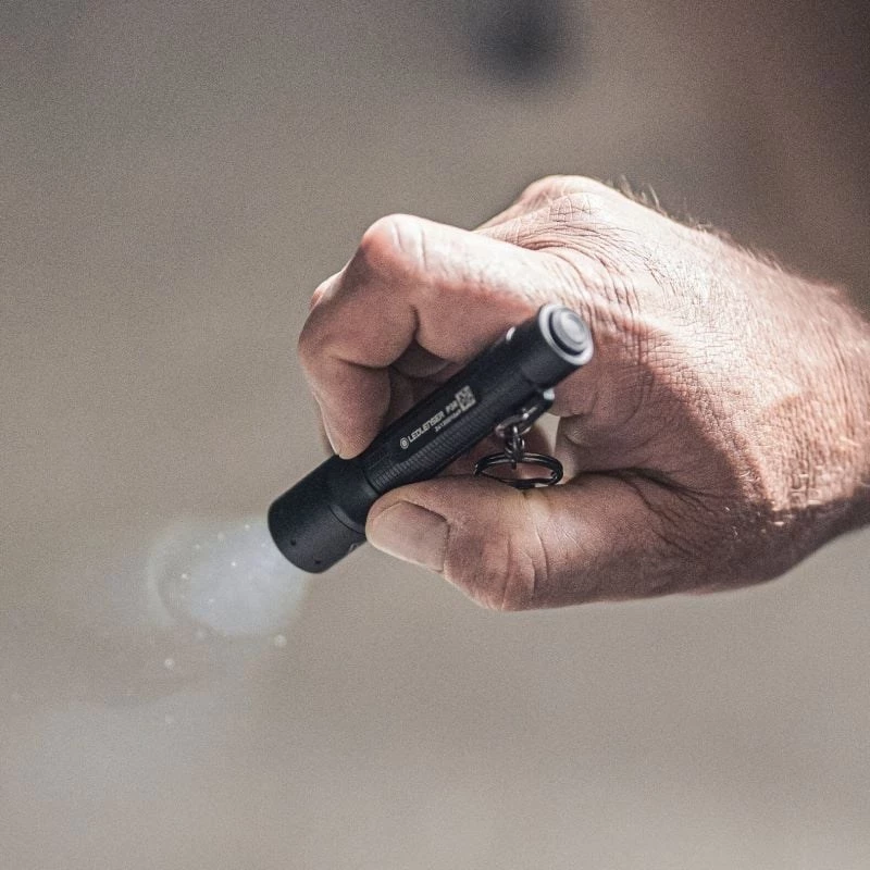 Ledlenser P3R musta taskulamppu — ladattava kompakti LED-avainperävalaisin