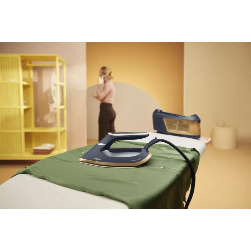 Philips PerfectCare 6000 Series PSG6066/20 höyrysilitysasema, 2400 W, 8 bar, 600 g/min höyrysuihku, 1,8 l säiliö, SteamGlide Advanced -pohja, musta/ruskea