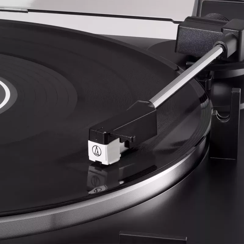 Hihnavetoinen levysoitin Audio-Technica AT-LP60X täysautomaattinen musta