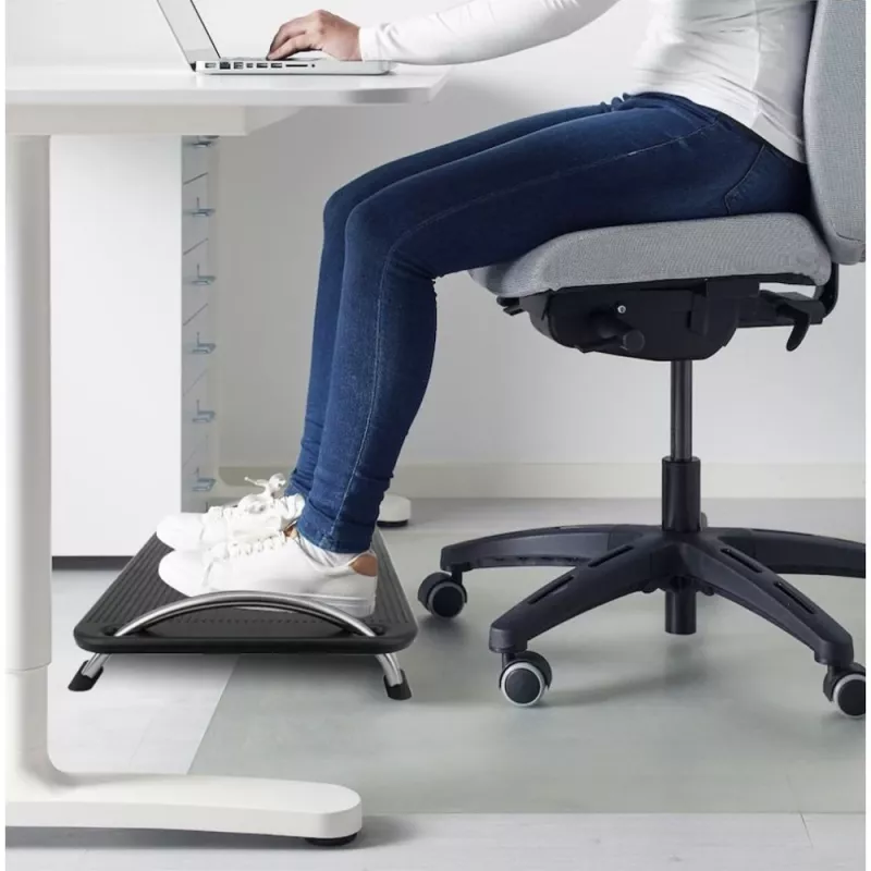 Techly ICA-FR 13 ergonominen säädettävä jalkatuki, kallistuskulman säätö, liukumaton, 43 x 28 cm, musta