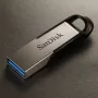 WESTERN DIGITAL SanDisk Ultra Flair - 256GB USB-muistitikku - USB 3.0 - musta / hopea