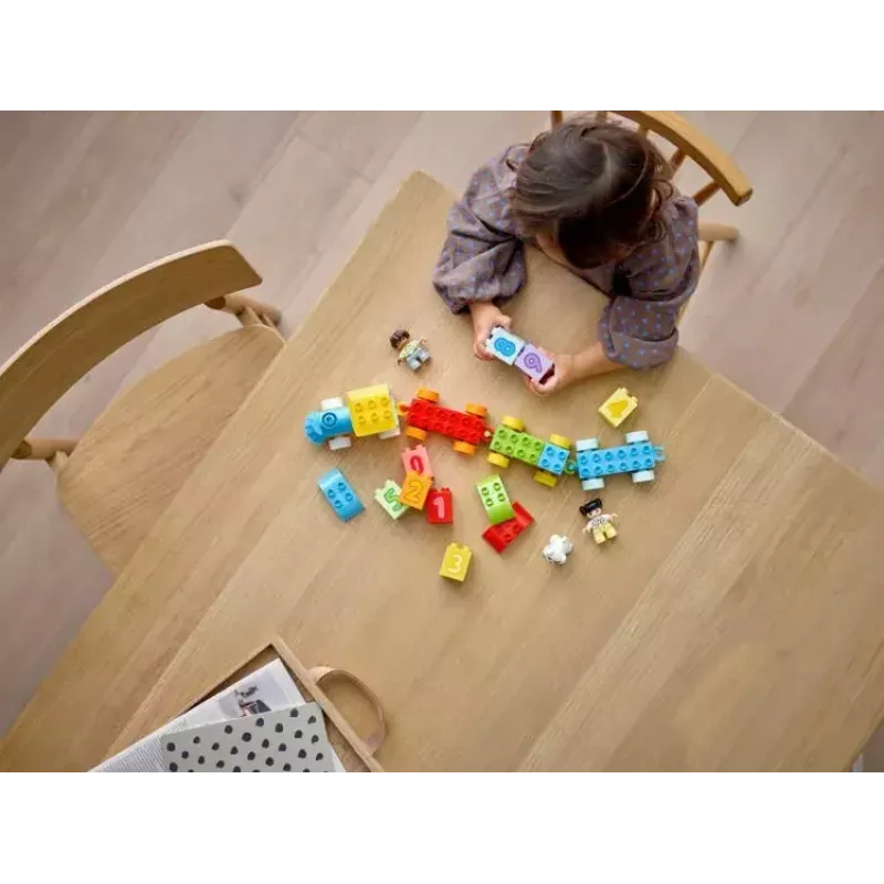LEGO DUPLO Numerotrain 10954 – oppimisjuna numeroiduilla vaunuilla laskemiseen ja lajitteluun