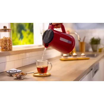 Sähköinen vedenkeitin Bosch TWK1M124 — 1,7 L, 2400 W, punainen, johdoton, 360°-jalusta