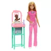 Barbie Baby Doctor -nukke, mukana vaalea muotinukke, 1 vauvanukke, kalusteet ja tarvikkeet