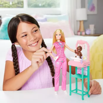 Barbie Baby Doctor -nukke, mukana vaalea muotinukke, 1 vauvanukke, kalusteet ja tarvikkeet