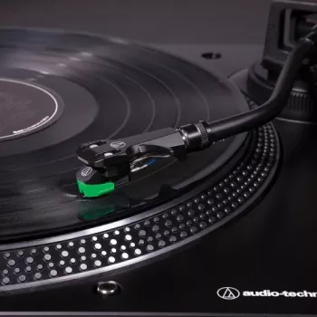 Audio-Technica AT-LP120XUSB suoravetoinen levysoitin (analoginen & USB), hopea