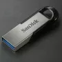 WESTERN DIGITAL SanDisk Ultra Flair - 16 GB USB-muistitikku - USB 3.0 - musta / hopea