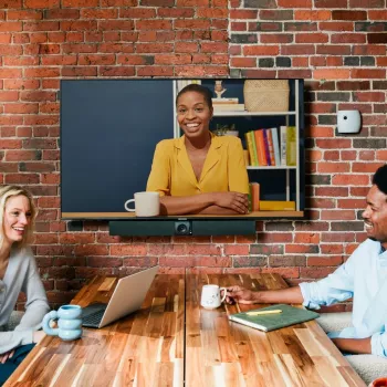 Owl Labs Owl Bar videoneuvottelulaite — 4K videoneuvottelupalkki Active Speaker Focus -toiminnolla (täydennä Meeting Owl 3:lla tai Prolla 360 asteen kattavuuteen ja automaattiseen kameran vaihtoon)