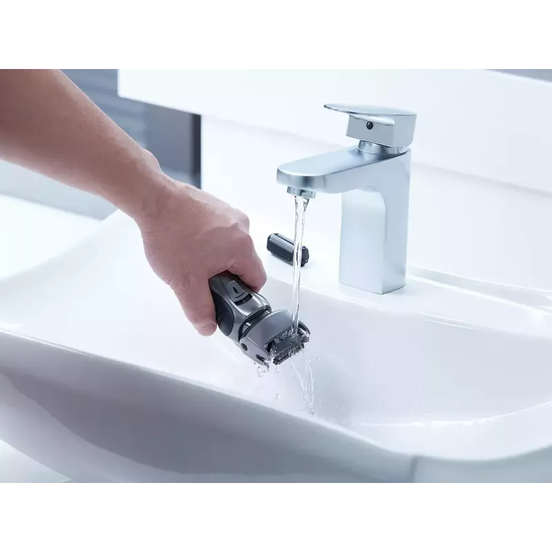 Panasonic ES-RW33 sähköinen kalvoparranajokone, märkä- ja kuivakäyttöön, johdoton, ulos nouseva trimmeri, käyttöaika 30 min, musta/hopea