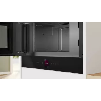 Bosch Serie 8 BFL7221B1 upotettava yksittäismikroaaltouuni — 900 W, 21 L, kosketusohjaus, musta
