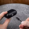 Nahkainen suojakotelo FIXED FIXLPM-999-BK kuulokkeille MagSafe-tuella, musta