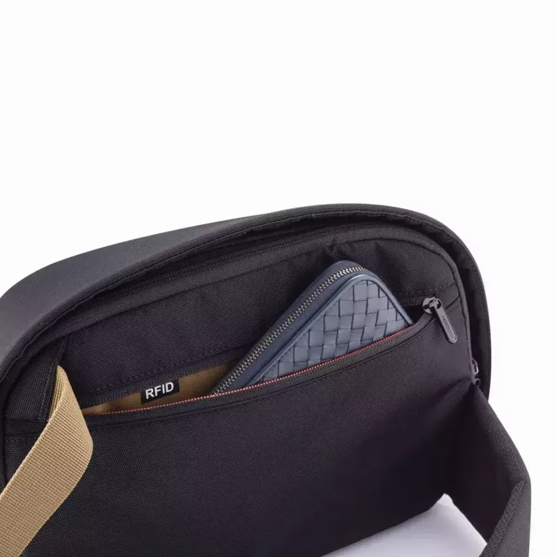 XD Design Bobby Sling P705.781 varkaudenestoreppu olan yli, musta