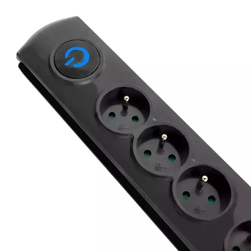 Ylijännitesuoja QOLTEC 50104 — 4 AC-pistorasiaa, 230 V, 1,5 m kaapeli, musta