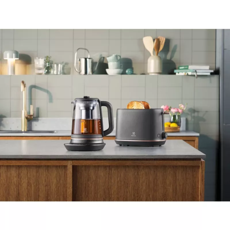 Electrolux E7GK1-8BP vedenkeitin 1,7 l 2000 W musta, kupari