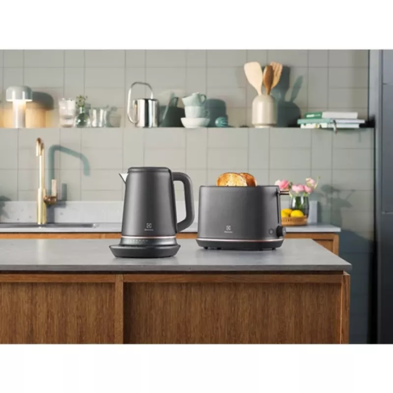 Electrolux E7K16BP vedenkeitin 1,7 l 2400 W musta, kupari