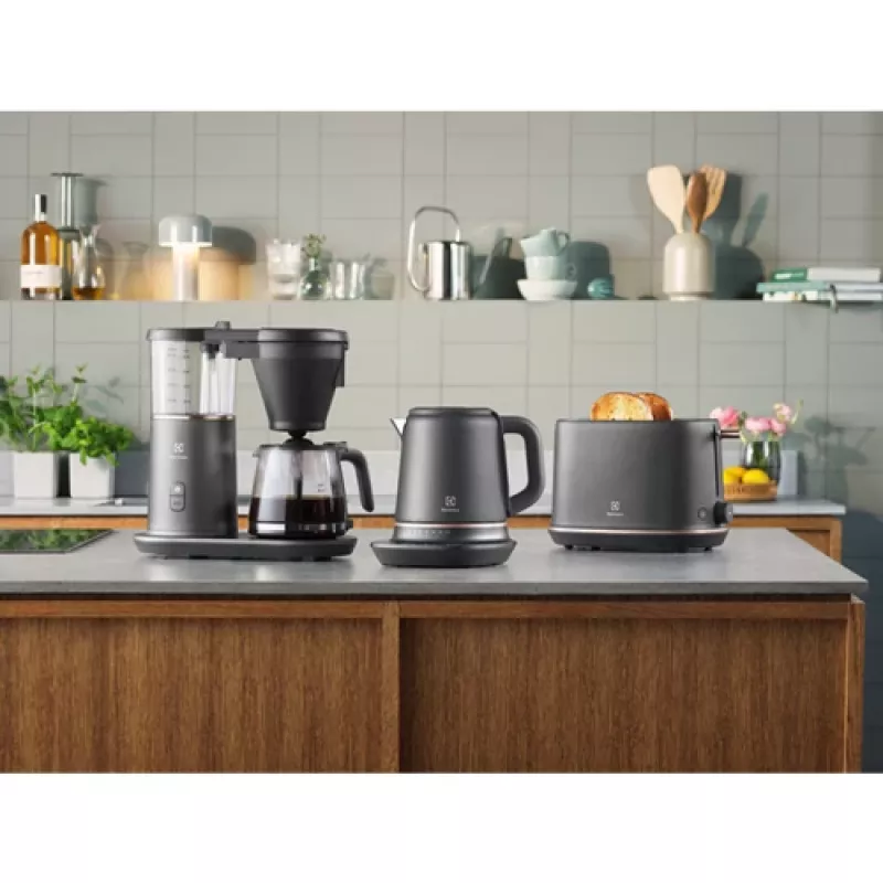 Electrolux E7K16BP vedenkeitin 1,7 l 2400 W musta, kupari