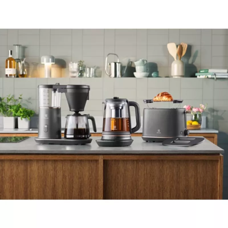 Electrolux E7K16BP vedenkeitin 1,7 l 2400 W musta, kupari