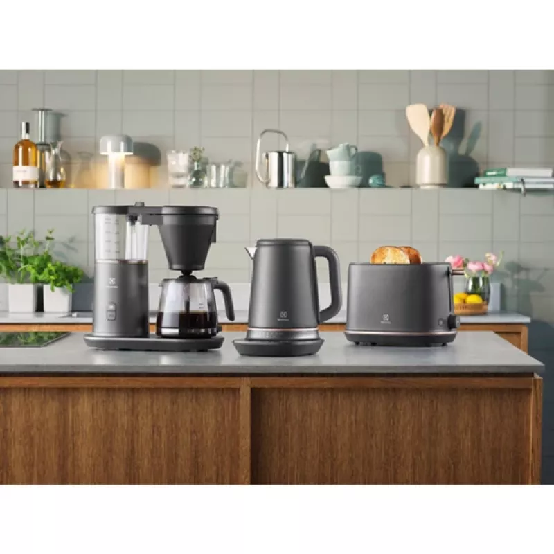 Electrolux E7K16BP vedenkeitin 1,7 l 2400 W musta, kupari
